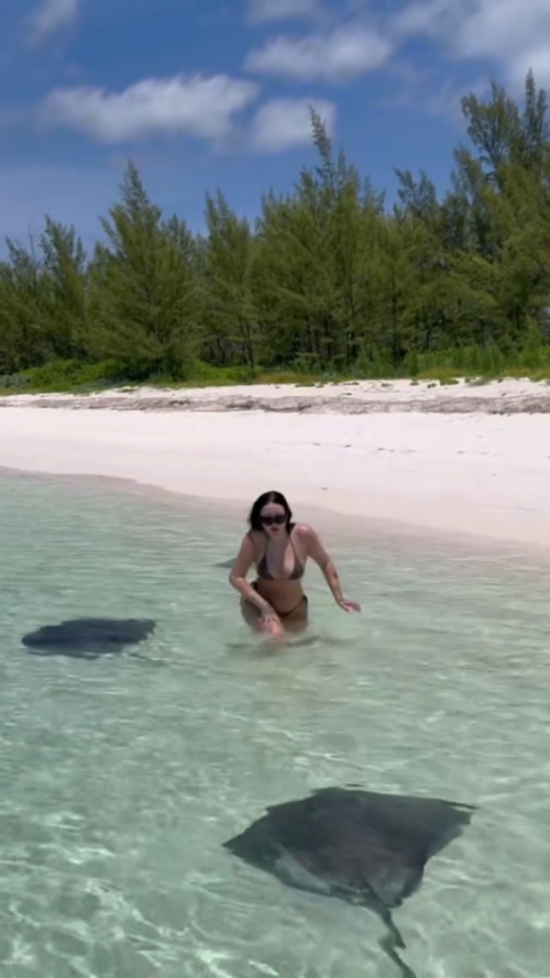 noahcyrus_3637850052019841658.mp4_000012366d2ca24b2f2f32fc0