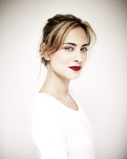 nora arnezeder1020