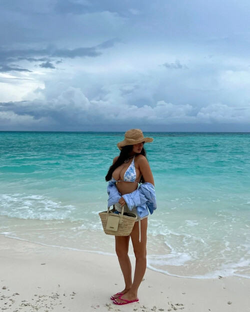 ootd vintage paradise kulani kinis instagram 8 oct 24 v0 6gz6nkqneptd1a60bdbeab5f9a37e