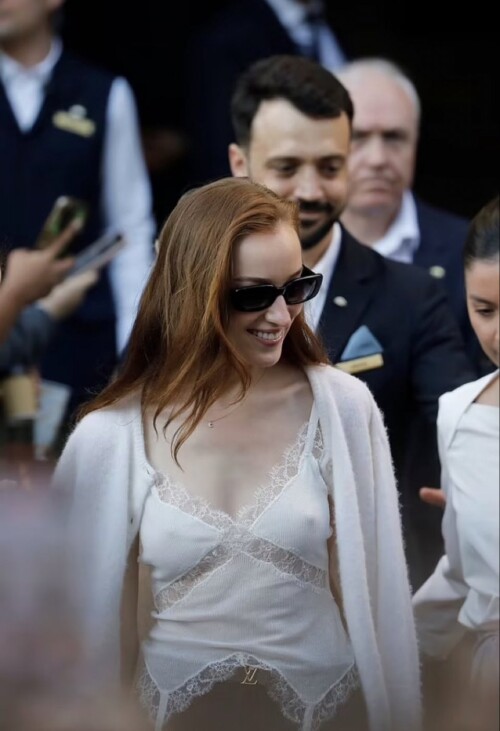 phoebe40b68db0fdc44b1d2