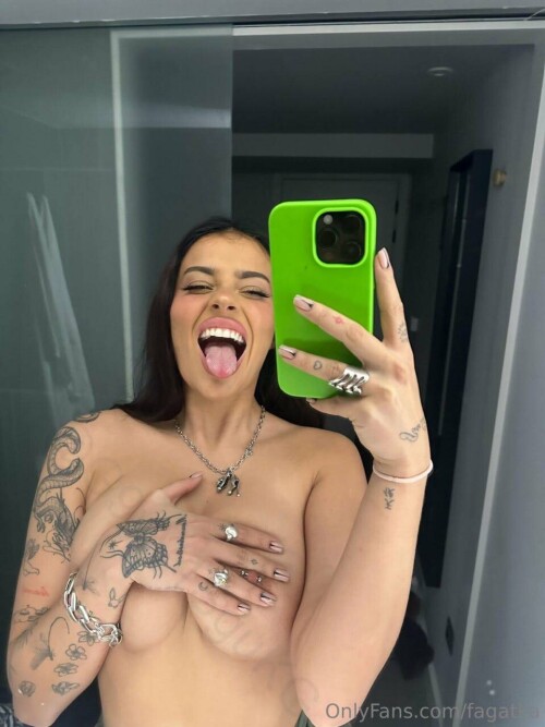 photo 6048568362847553085 y602861a2ba4e3f77