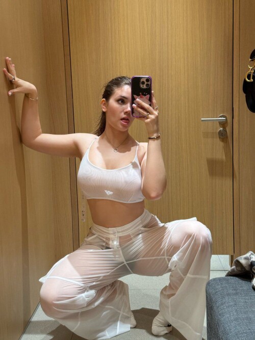 photo 6235679553695631660 yea77f16ef6b58d44