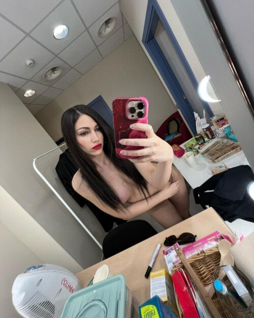 photo 6316474099056096660 y