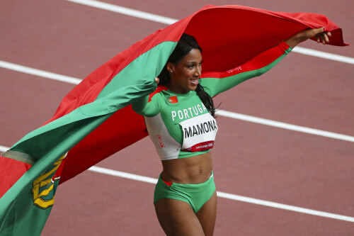 A atleta portuguesa Patrcia Mamona festeja aps conquistar medalha de prata no triplo salto dos Jogos Olmpicos Tquio 2020, Estdio Olmpico, Tquio, Japo, 1 de agosto de 2021. JOS COELHO/LUSA