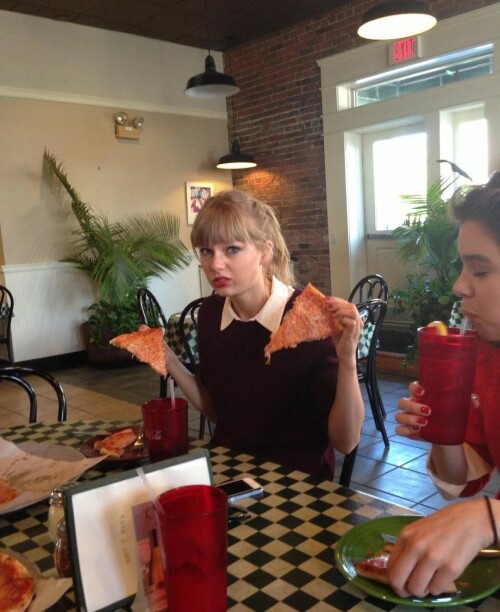 previously unseen photos of taylor from eds old phone v0 3m6ynqhlvtxe1.jpg205d44acdf10ebc5