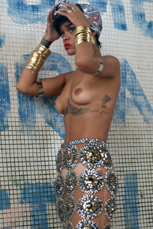 rihanna topless 800x1200dd601629924251a2