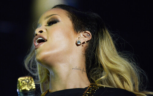 rihanna 28462978f244da3a2c7684