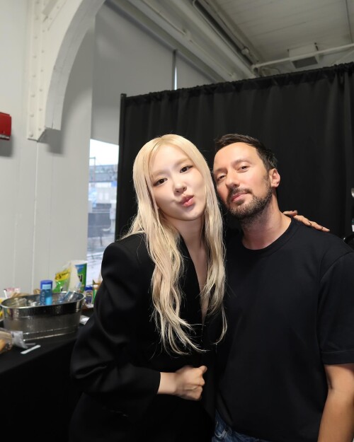 roses are rosie photo DJgclHCJ8jK 20250511 044238 4968741583820d9f44e25b708