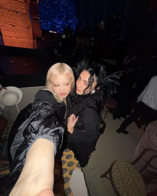 roses are rosie photo DJgclHCJ8jK 20250511 044238 4969603976480d5a7634c9064