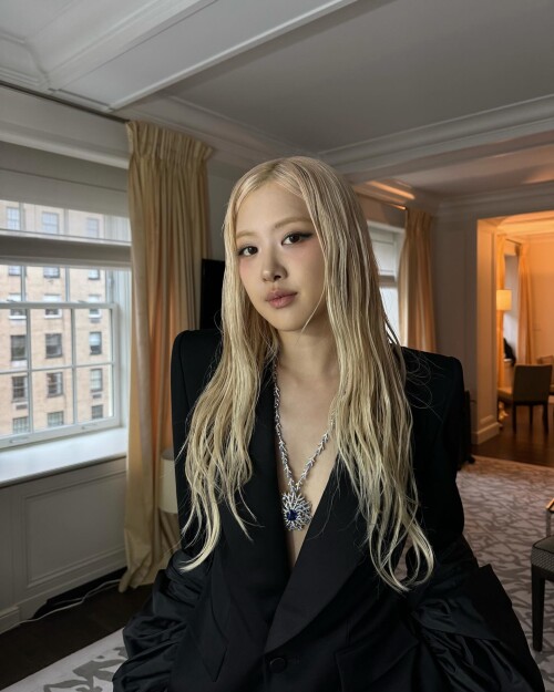 roses are rosie photo DJgclHCJ8jK 20250511 044238 497184280d3fd6a9873fffb9e