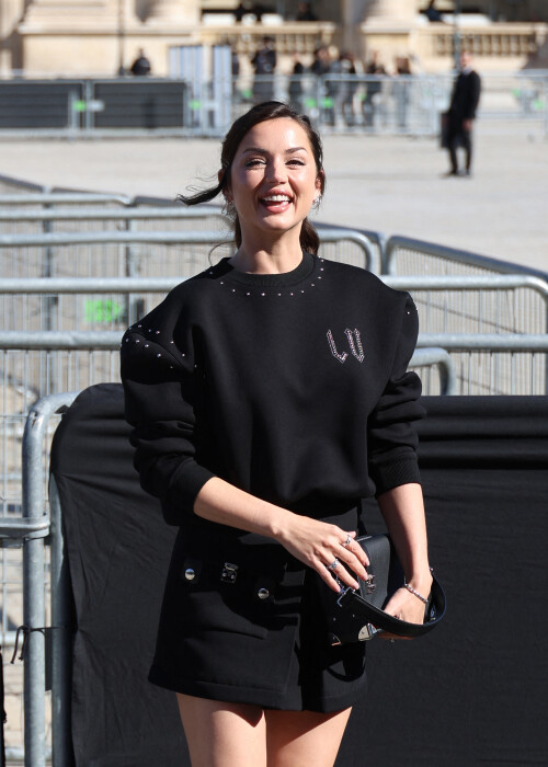 Ana de Armas arrive au dfil Louis Vuitton Collection Femme Prt--Porter Printemps/Et 2026 lors de la Fashion Week de Paris (PFW) dans la Cour Carre du Louvre,  Paris, France, le 30 septembre 2025.  Denis Guignebourg/Bestimage Arrivals at the Louis Vuitton fashion show as part of Spring/Summer 2026 Paris Fashion Week held at The Louvre in Paris, France, on September 30, 2025.