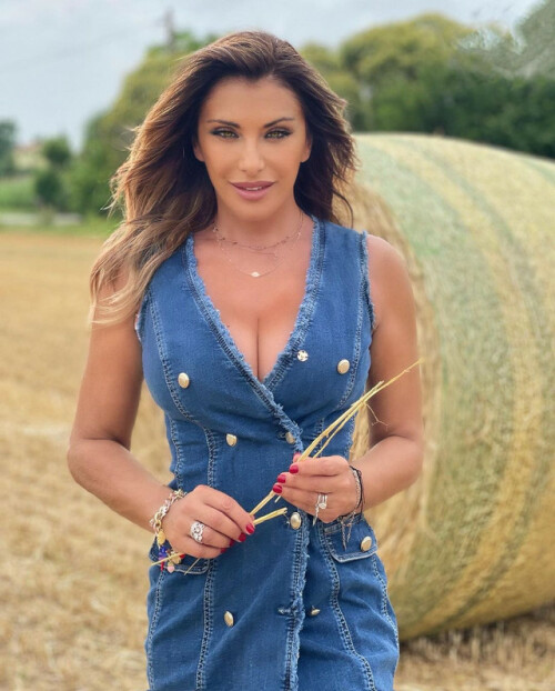 sabrinasalernofficial 214258401 1003075373772537 5440053749032889345 n