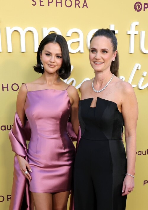 selena 16b328210aed9e1a91