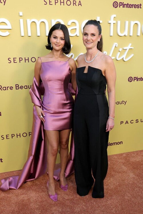 selena 17c1aef7c2f4bbd4c2