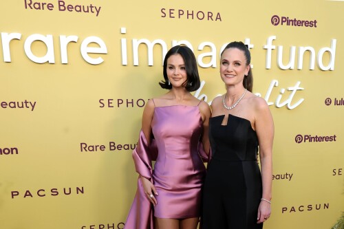 selena 23d2915e76e079b345