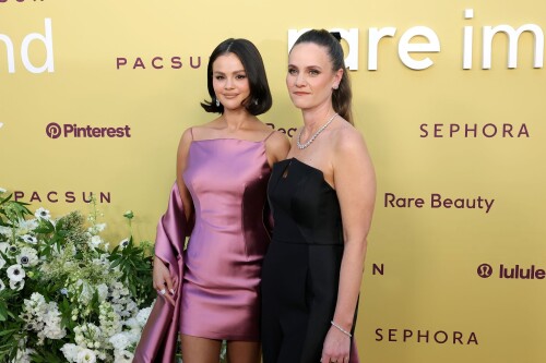 selena 2438db9550e54122b7