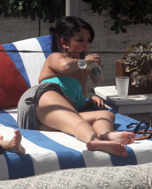 selena feet 4
