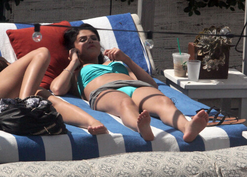 selena feet 5