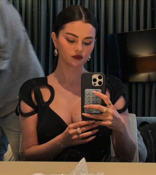 selenagomez_1728953204_3479034095978436883_460563723ce4b186b10cb3562