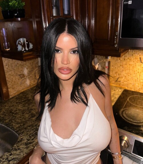 sincerelyjuju 3620833510845401802s2025 4 28 13.29.676 story87f0608212255a04