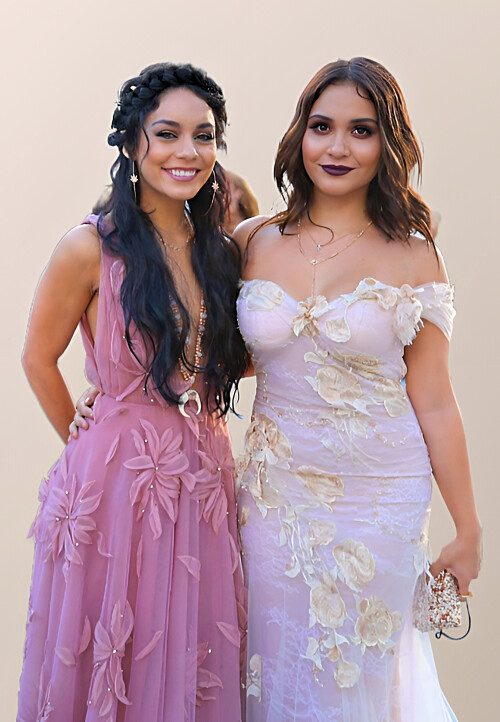 sister love vanessa hudgens and stella hudgens pose during mtv vma stella hudgens 349876523 1 1