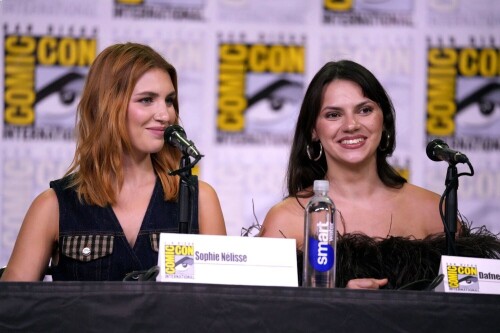 sophie nelisse dafne keen 2bce2206194cf0959