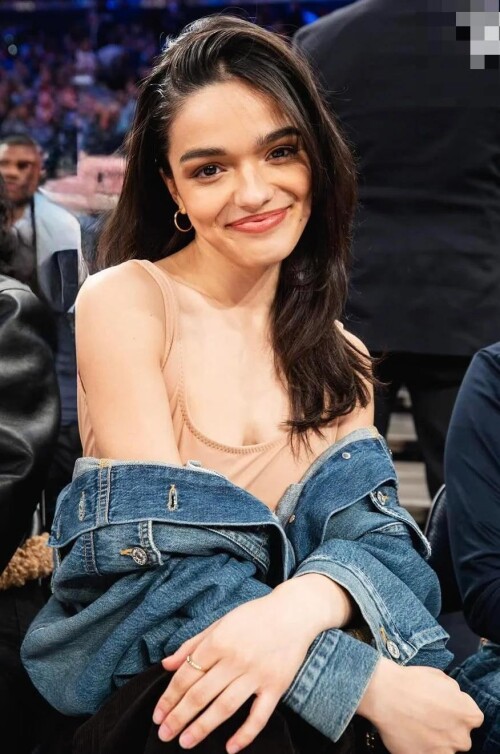 supporting the knicks with that beautiful smile v0 sdxuea6kwlle11d455d4710814356