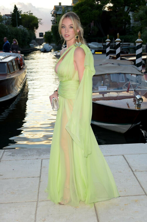 sydney sweeney arrives at dolce gabbana event in venice 08 28 2021 1 jpg