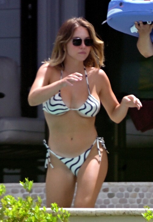 sydney sweeney seen wearing tiny 83629687e15b050561787ddc