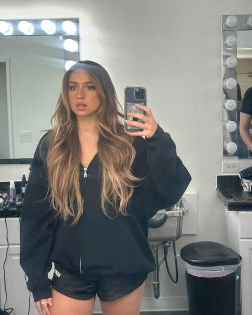 tatemcrae photo DImlBo6zVDD 20250418 172030 4914572502ba0ebaab95eaf08