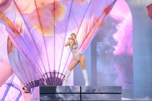 taylor 60d406a5aca11b4851