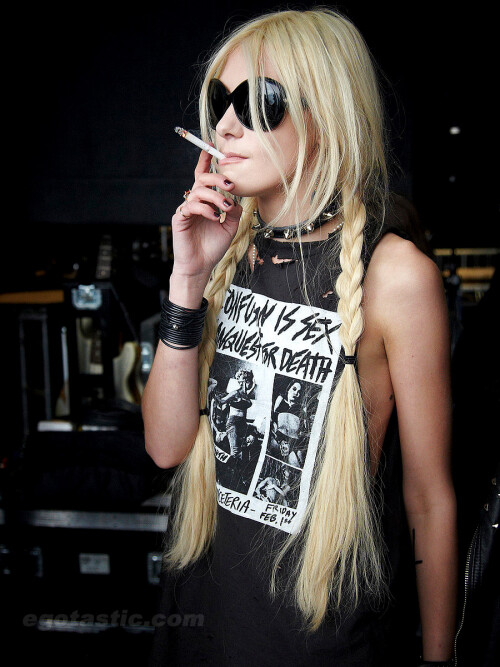 taylor momsen covered topless donington 02