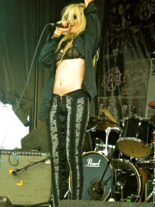 taylor momsen see through bra in concert 01