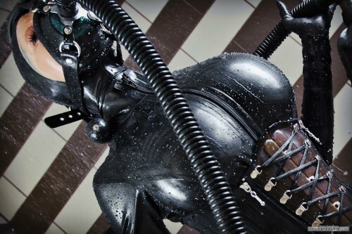 thebigshower_heavyrubber081_062.jpeg