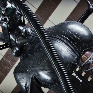 thebigshower_heavyrubber081_062