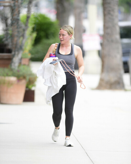 05/29/2023 EXCLUSIVE: Hilary Duff shows off her fit physique as she steps out of a gym in Los Angeles. The 35 year old American actress wore a grey crop top over a black sports bra paired with black tights and white trainers.sales@theimagedirect.com Please byline:TheImageDirect.com*EXCLUSIVE PLEASE EMAIL sales@theimagedirect.com FOR FEES BEFORE USE