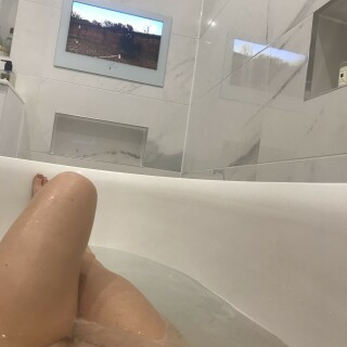 tiffanymfc-27-03-2019-5666139-Enjoying_my_new_bath