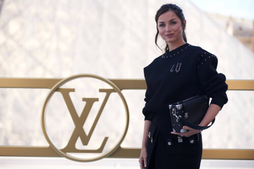 Ana de Armas poses before the Louis Vuitton Spring/Summer 2026 collection presented in Paris, Tuesday, Sept. 30, 2025. (AP Photo/Christophe Ena)/PAR104/25273374207891//2509301226