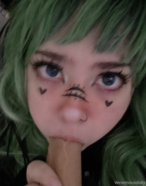 venomous dolly 341a06377a443b4f24e