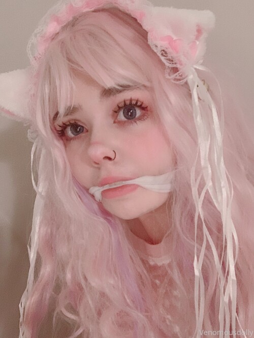 venomous dolly 57f779431e84dcc2a5