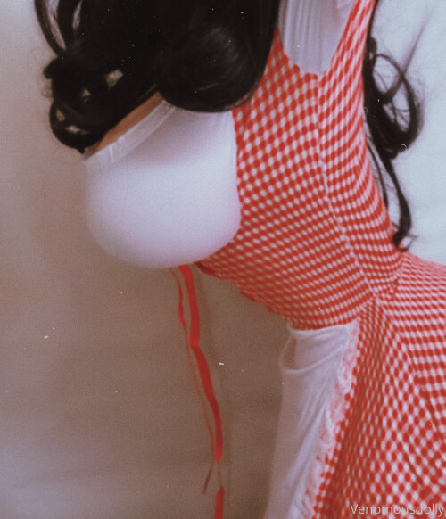 venomous dolly 7575a98fdd42bd6a24