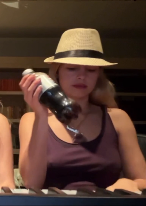 videoframe_4879e27ecb7c2bb2c3e4