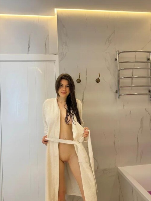 which of the two photos would you like me to send you v0 ugnr8lakaw8d115d86be9e5436aaf