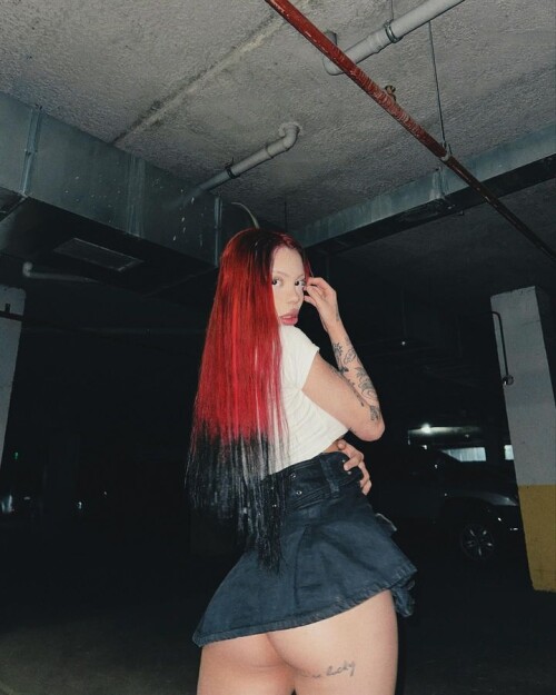 yeahm8r 1701260025017e13a7684fd385897