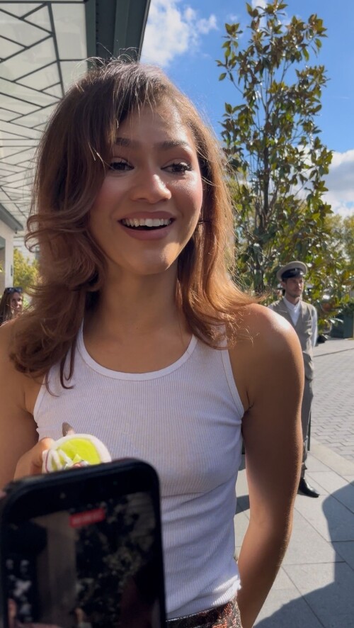 zendaya greets ffans during paris fashion week in paris 09 30 2025 093553ea0e8c6ec50