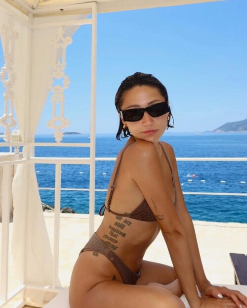 zeynep bastik v0 q68duo6ojbdf1f3fb1b45f12f826a